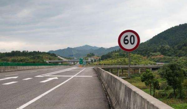 60۷